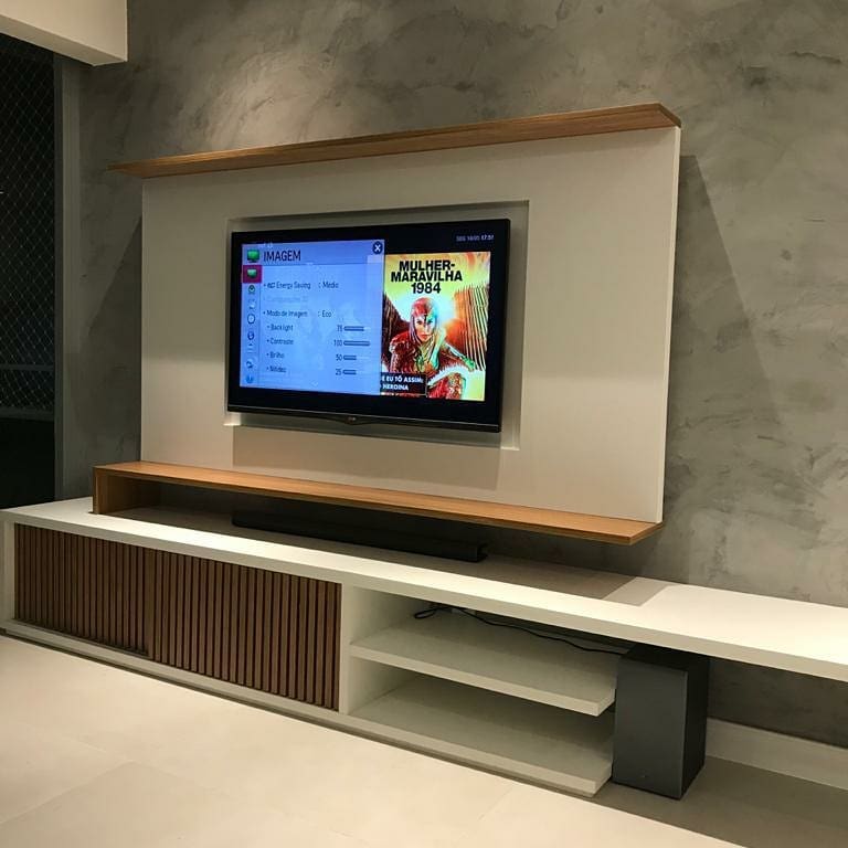 Painel e rack de TV ripado