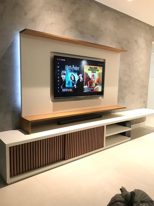 Painel de TV com prateleira em madeira