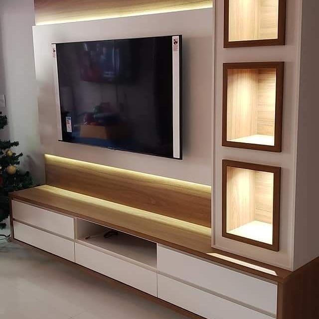 Painel de TV ripado com nichos iluminados